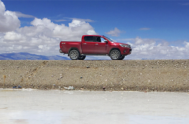 Salinas Grandes con Purmamarca en vehículo todo terreno